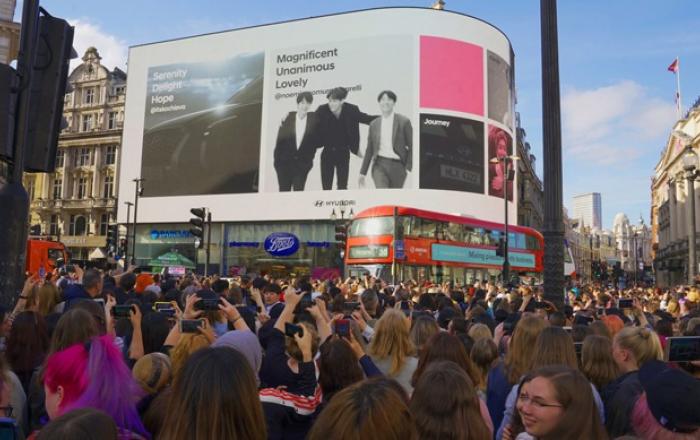 방탄소년단과 함께 英피카딜리서 글로벌 팬 메시지 전파