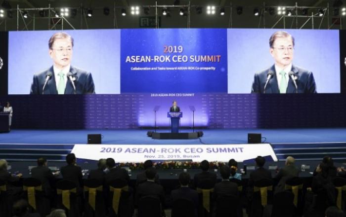 문 대통령 “韓, 아세안의 친구 넘어 ‘함께 성장하는 공동체’ 될 것”