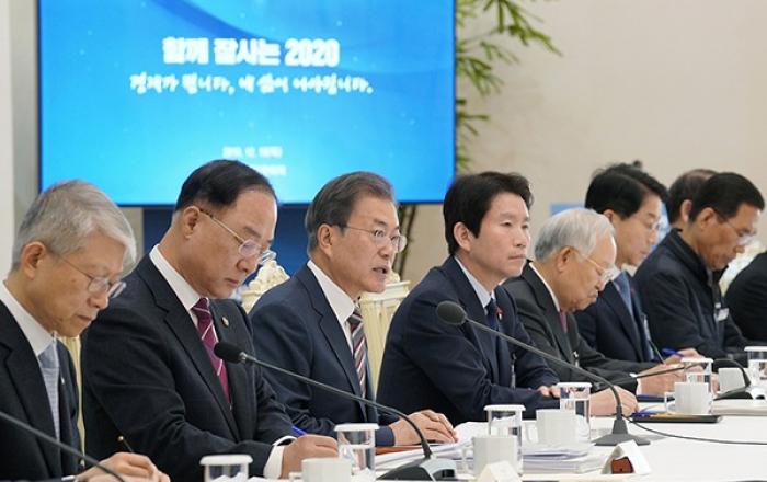 문 대통령 “내년은 본격 성과 내야할 때…40대·제조 고용부진 벗어나야”