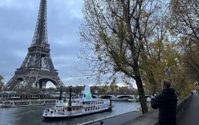 파리 센강에 뜬 부산갈매기 '부기'...부산엑스포 유치 총력전