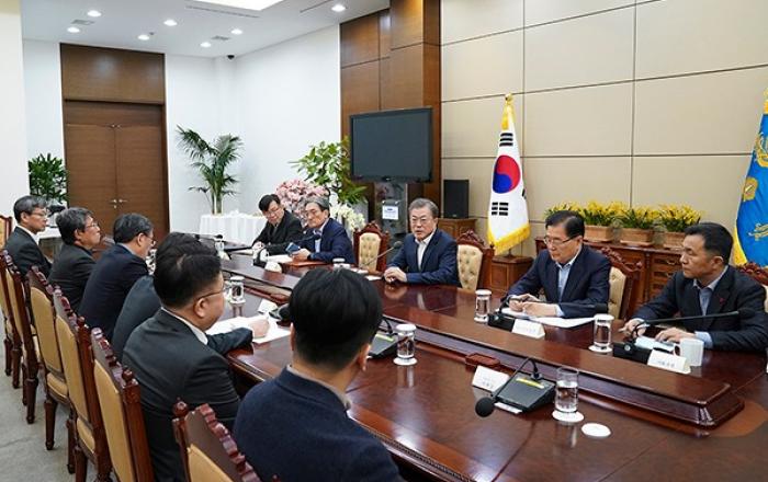 문재인 대통령, “민관 총력 대응”위해 감염병 전문가와 간담회