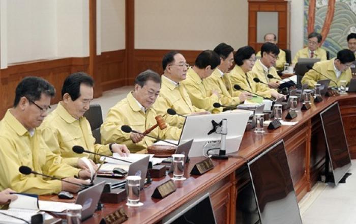 문 대통령 “최악 상황까지 대비해 경제충격 최소화 대책 마련”