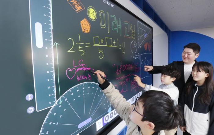 ‘전자칠판으로 수업하고 코딩으로 로봇 조종’ LG전자가 만들어 가는 ‘미래교실’