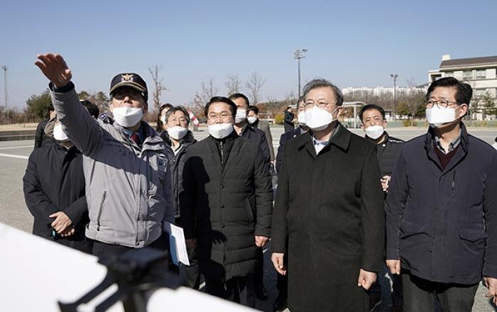 문재인 대통령 “신종 코로나 충분히 극복…경제활동 위축되지 말아야”