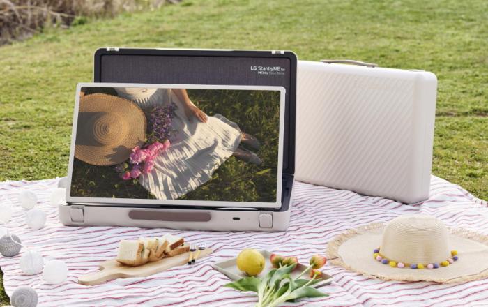 “아빠, TV 들고 소풍 가요” LG전자, 신개념 포터블 스크린 ‘스탠바이미 Go’ 출시