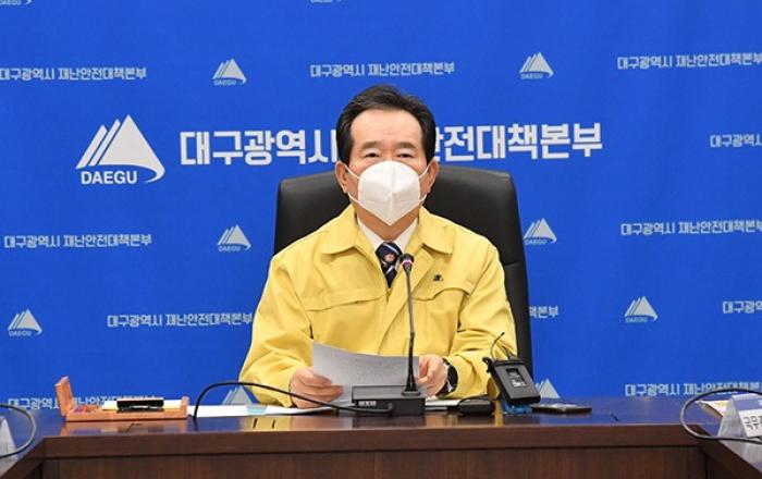 정세균 총리 “코로나19 환자 치료체계 근본 전환…최선의 모델 만들자”