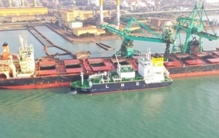 한국가스공사, 국내 최초 'LNG 벙커링 동시작업' 성공