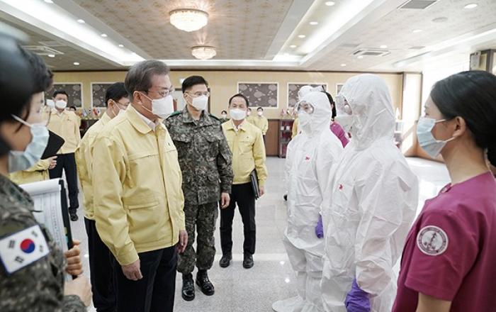 문재인 대통령 ‘대구 투입’ 신임 간호장교들에 “헌신 잊지않겠다”