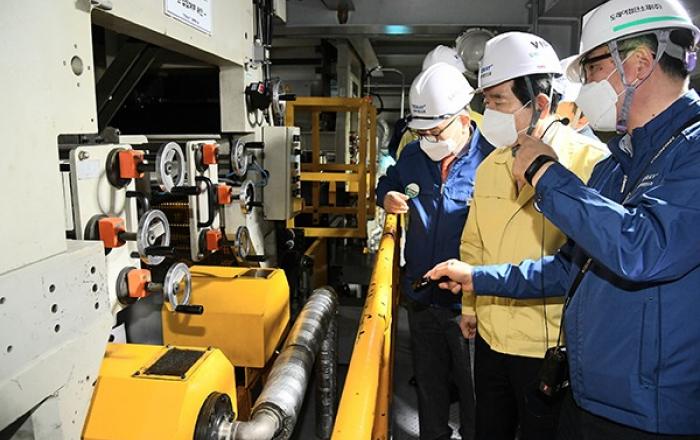정세균 총리, 마스크 생산현장 직접 방문…“모든 수단 동원해 공급 늘릴 것”