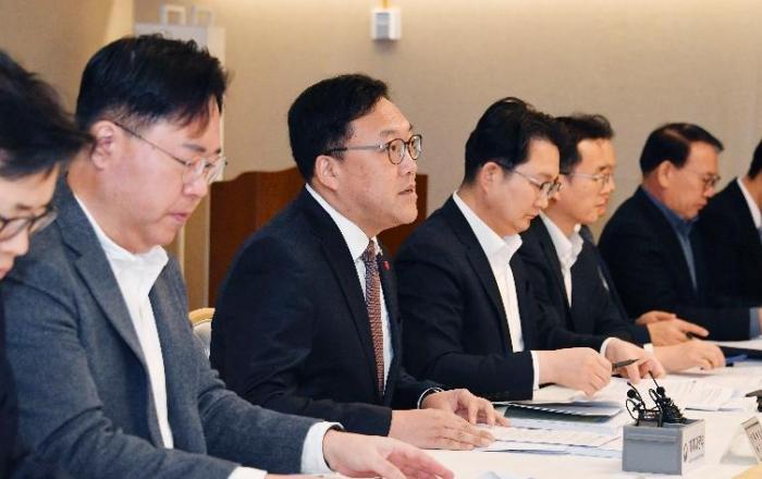 기재부 차관 “물가안정에 11조 지원…과일·채소 할인 지원 시작”