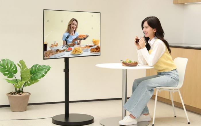 삼성전자, 43형 모니터용 무빙 스탠드 출시