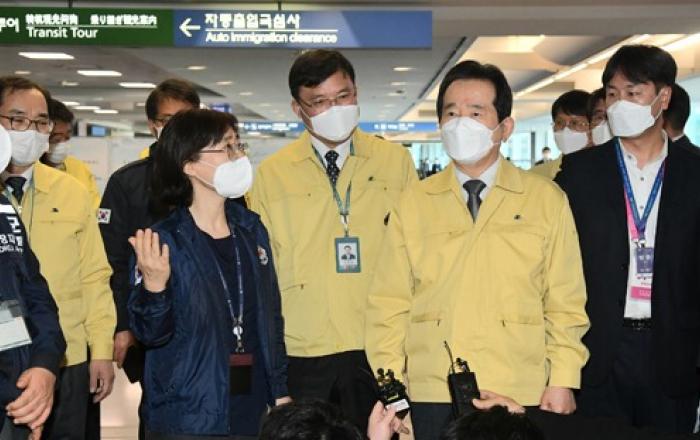 정세균 총리, 인천공항 검역상황 점검…빈틈없는 검역 당부