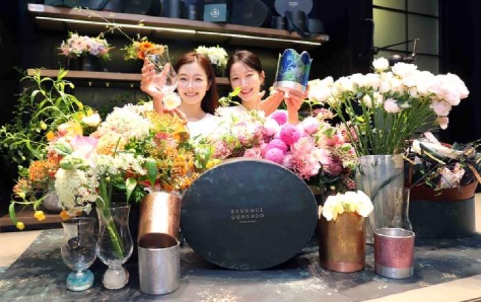 신세계百 “화사한 꽃과 함께 공예품 만나보세요”