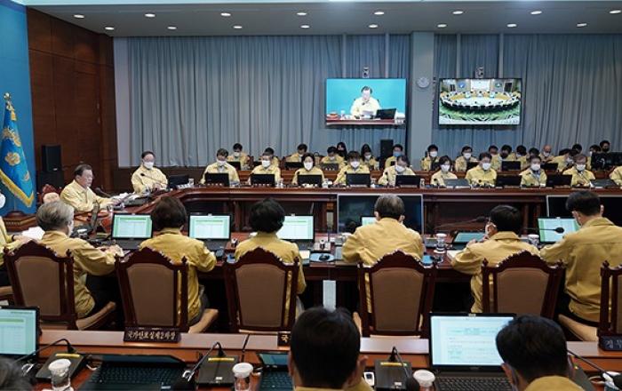 문재인 대통령 “해외유입 철저통제…격리위반시 단호한 법적 조치”