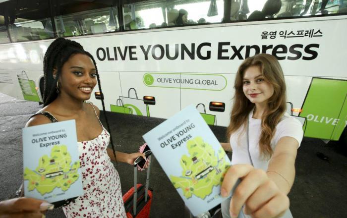 상반기 방한 관광객 10명 중 7명 올리브영 찾았다… CJ올리브영, ‘올영버스’로 공항서 명동까지 외국인 관광객 모신다