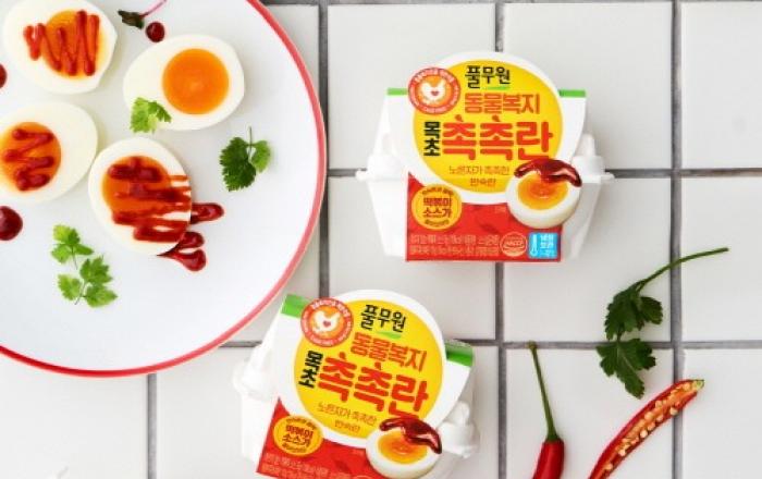 풀무원, 매콤달콤 떡볶이 소스가 동봉된 반숙란 ‘동물복지 목초 촉촉란’ 출시