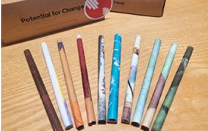 지구를 지키는 손길… 신세계면세점, 자원 순환 캠페인 ‘업사이클링 연필 만들기’ 진행