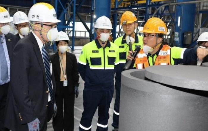 주한미국대사, 포스코퓨처엠 포항 인조흑연 음극재 공장 방문