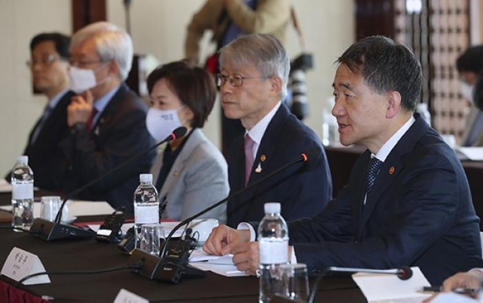 코로나19 치료제, 빠르면 올해 말 출시…백신은 내년 생산 가능