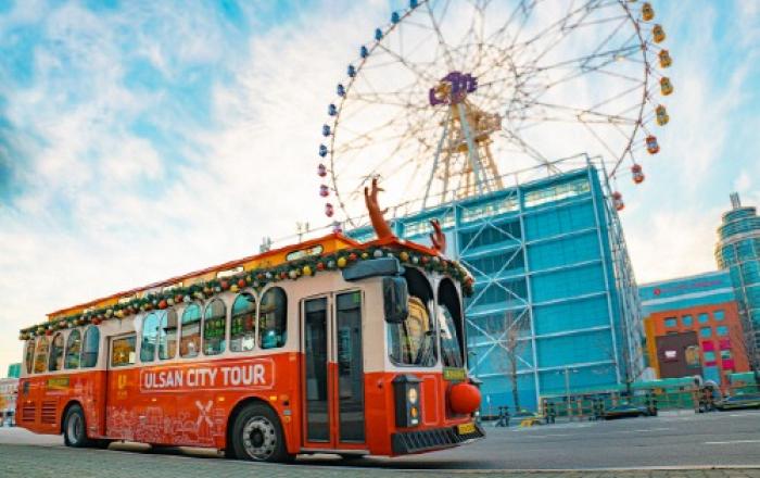 울산 도심에 ‘움직이는 산타하우스’ 등장… 시티투어버스가 크리스마스 오두막으로 변신