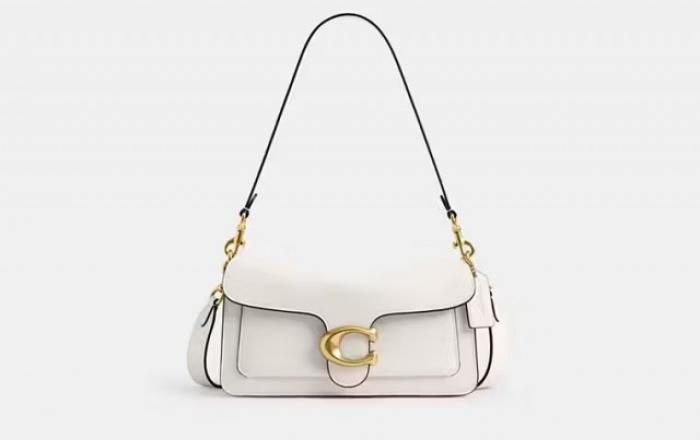 클래식에 모던함을 더하다… 코치 가방으로 완성하는 프레피 룩