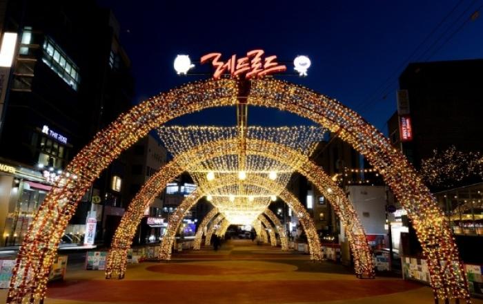 마포구 레드로드, '별빛 터널' 점등... BTS 공연 인파 맞이 본격화