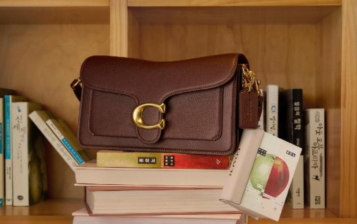 젠지들의 ‘텍스트 힙’ 가방 위로 올라오다… 코치의 젠지 취향 저격 패션 아이템 ‘북참’ 컬렉션