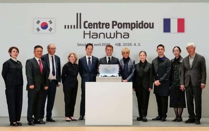 마크롱 프랑스 대통령, 개관 앞둔 ‘퐁피두센터 한화’ 방문... 