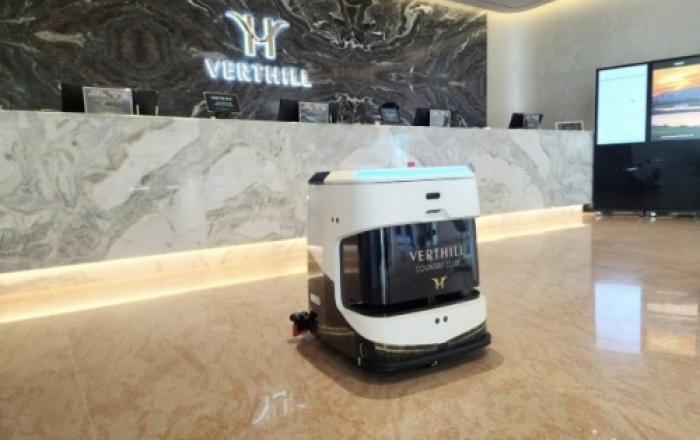 봄맞이 대청소 수요 증가… 골프장·프라임 빌딩까지 AI 청소로봇 확산