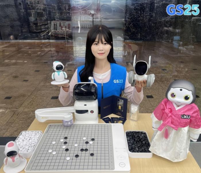 가정의 달 이색 상품 봇물… GS25 ‘휴머노이드 로봇’ 업계 최초 출시