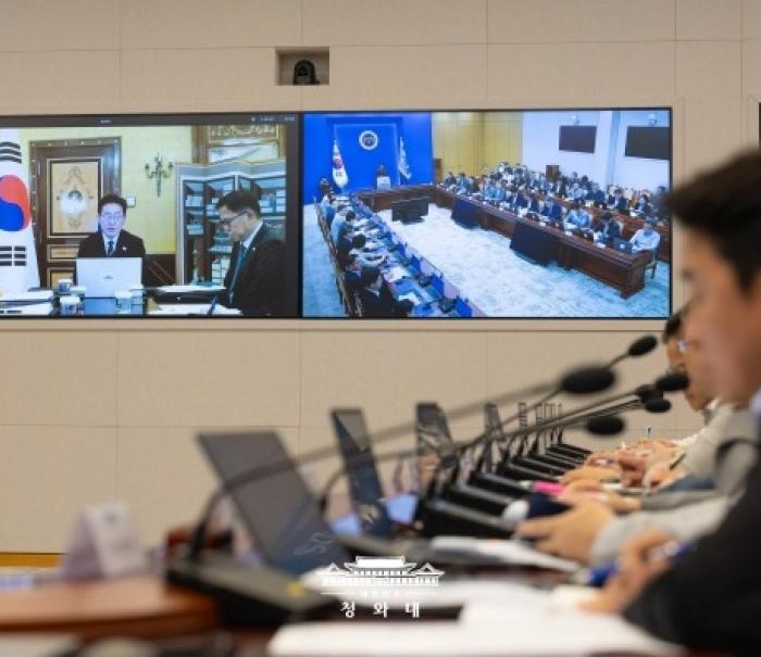 이 대통령, 사상 첫 '해외 화상 수보회의' 주재…
