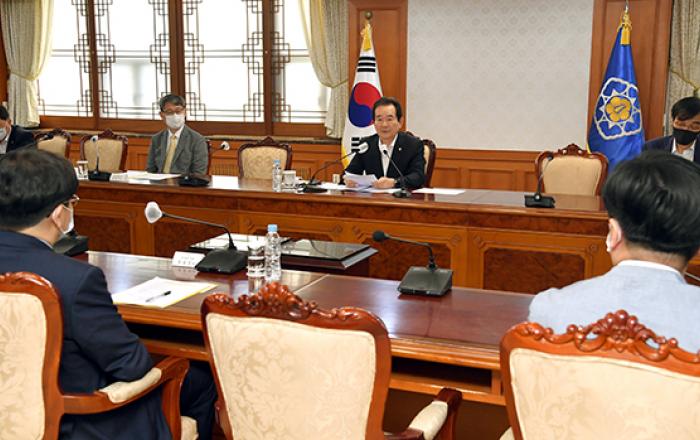 정세균 총리 “집단감염 등 상황 심상치 않아…2차 대유행 대비도 필요”