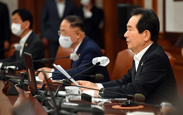 정세균 총리 “확산세 매우 심각…각별한 경각심 갖고 방역수칙 지켜야”