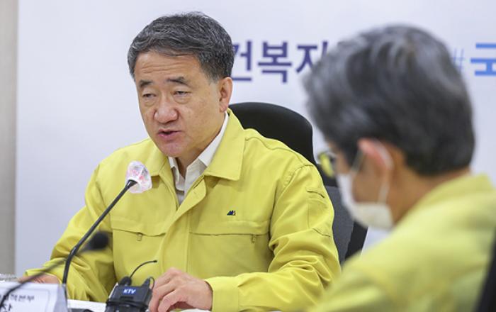 박능후 복지부 장관 “어디서나 감염될 수 있다…사회적 거리두기 강력 실천 요청”